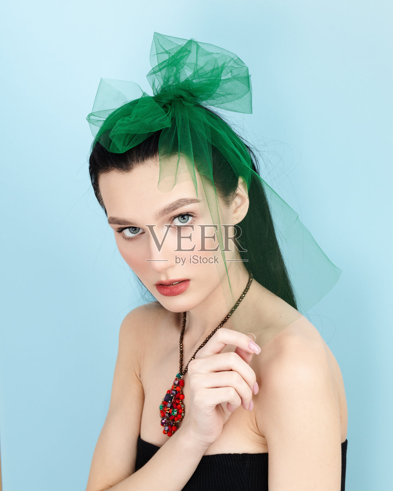 黑发女士裸露的肩膀,红唇清洁的皮肤模型照片摄影图片