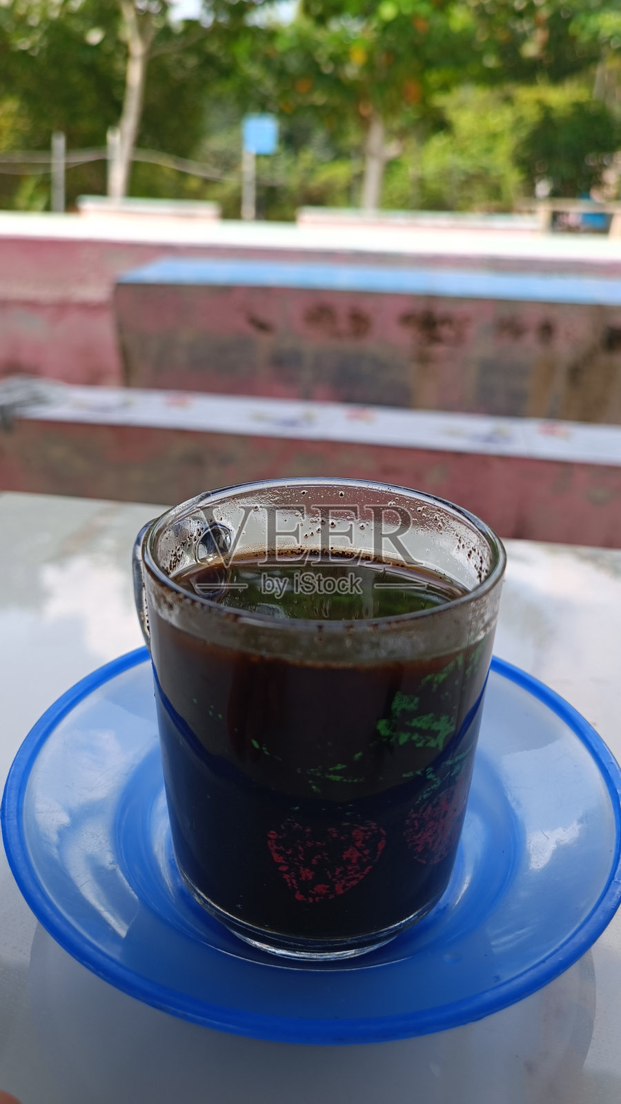 一杯黑咖啡的特写照片,让你在夏天游泳时更有耐力照片摄影图片