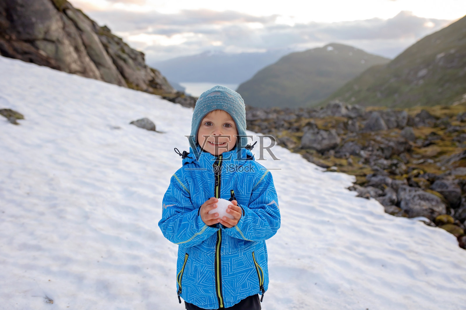 人们,带着孩子和宠物狗的成年人,在霍文山徒步旅行,从洛恩缆车上欣赏北峡湾的壮丽景色照片摄影图片