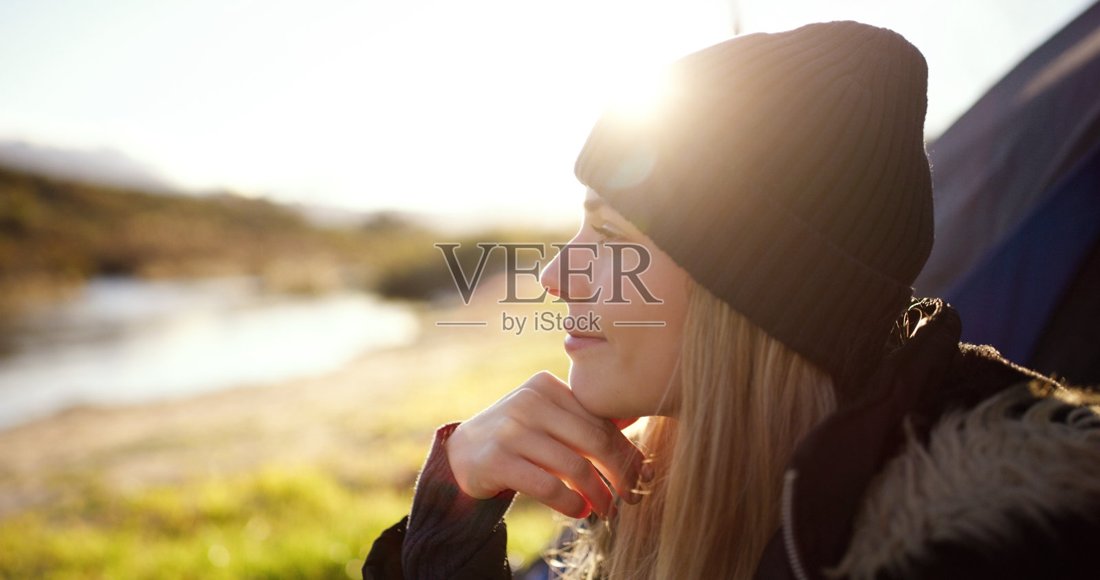 平静,自然和年轻女子在一个营地看日出在一个周末旅行的早晨。放松,冒险和侧面的女性人坐在户外湖在她的帐篷在一个假期。照片摄影图片