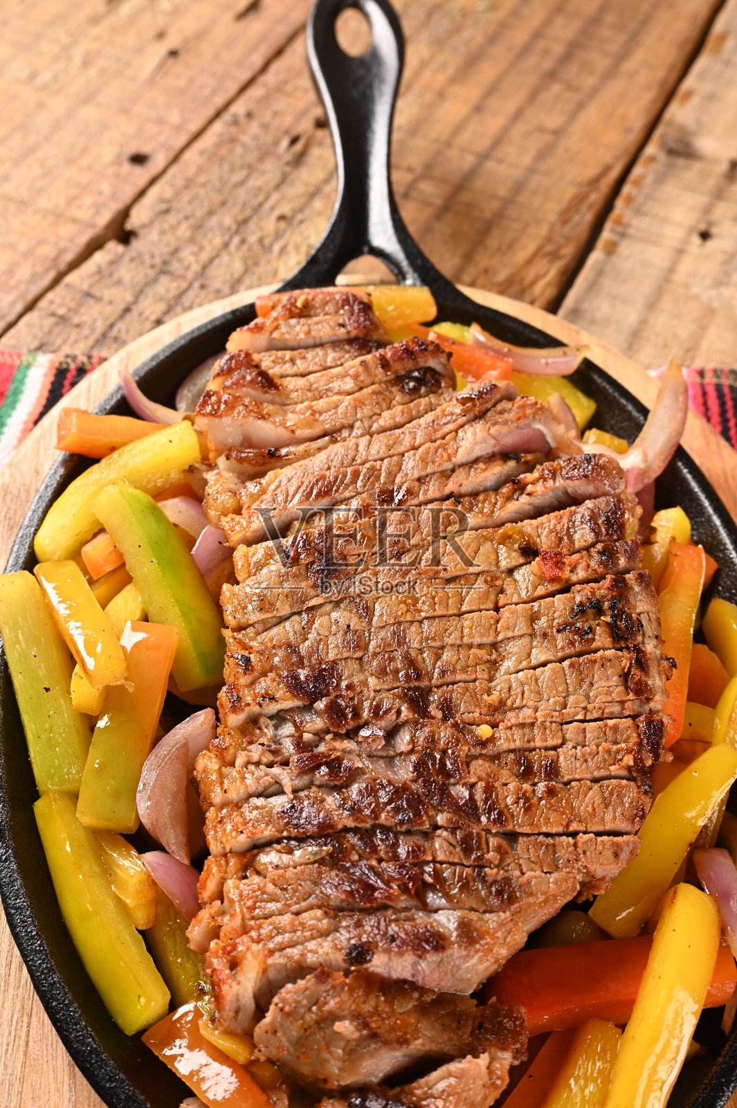 蔬菜烤肉、香草烧烤、烤牛排……照片摄影图片