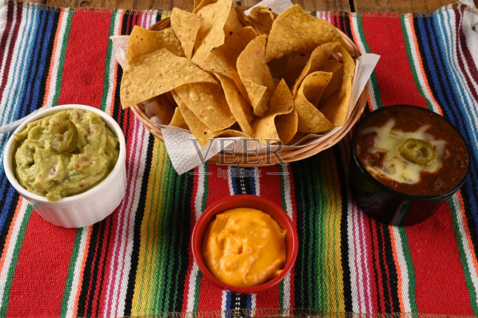 墨西哥食物墨西哥卷饼鳄梨酱墨西哥胡椒胡椒墨西哥玉米饼玉米片墨西哥菜健康食品五香番茄和洋葱照片摄影图片