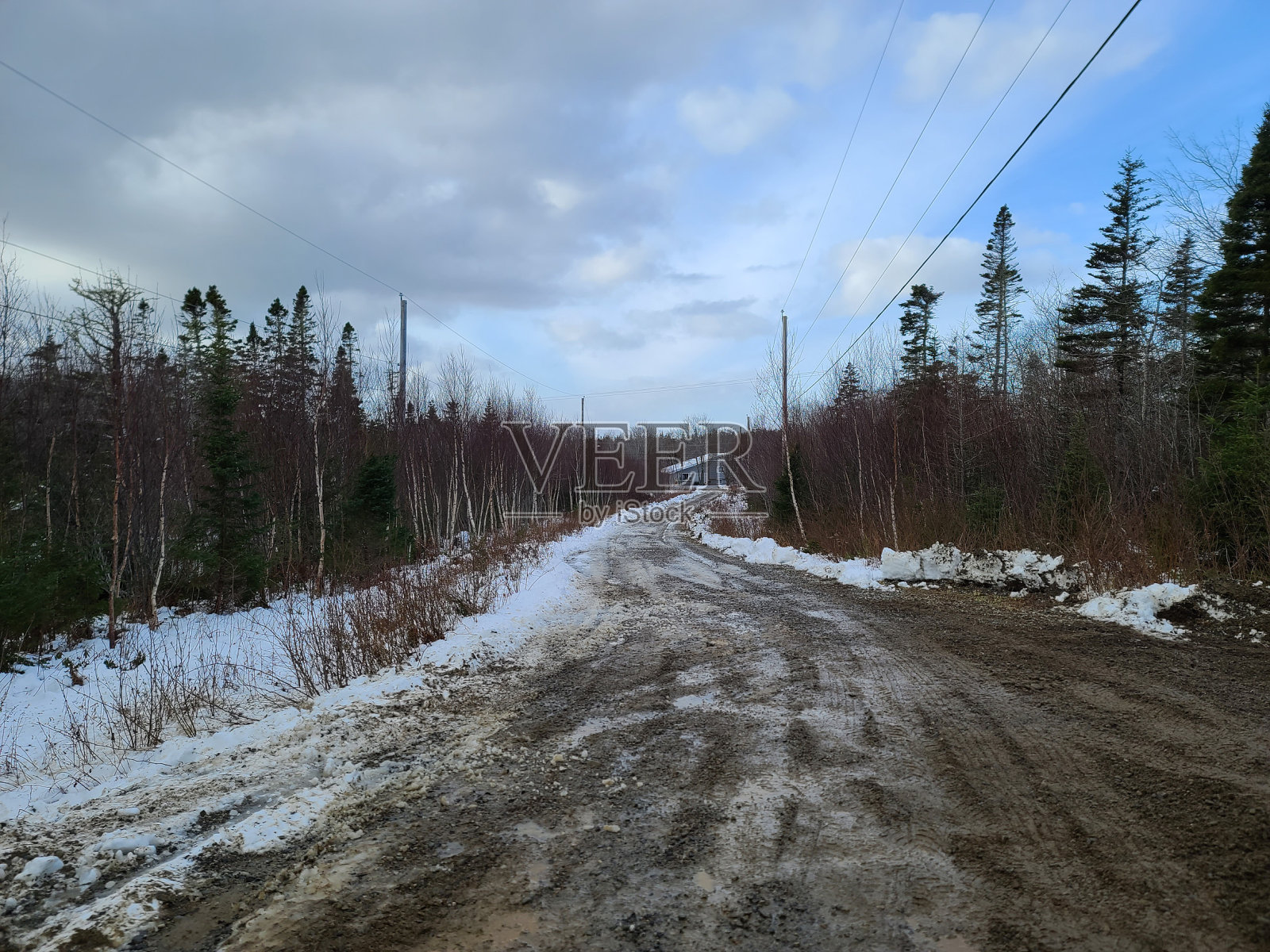 满是积雪的泥泞道路照片摄影图片