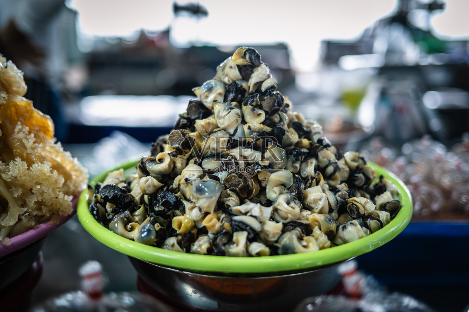 在泰国的昂西拉海鲜市场,半熟的蛤蜊堆在一起待售。照片摄影图片