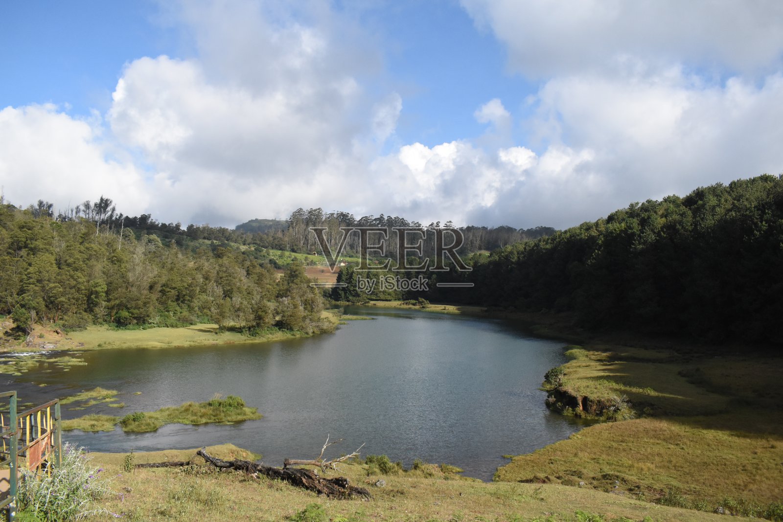 河流流淌着青山蓝天照片摄影图片