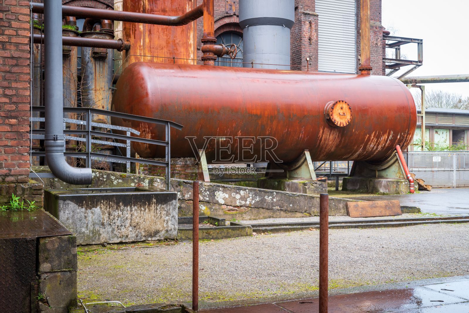 在一个阴暗的日子里,农村里一座废弃的老旧工厂照片摄影图片