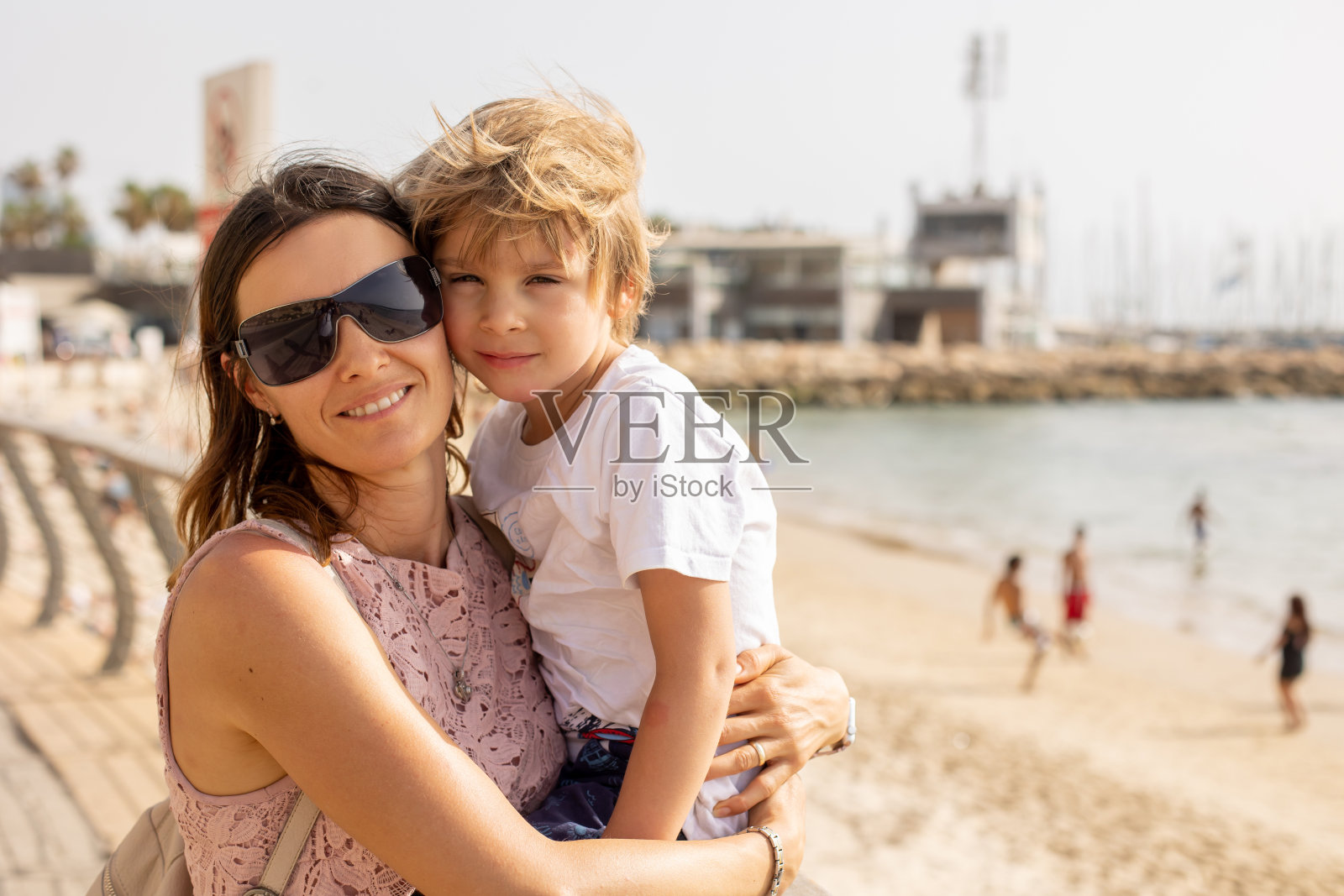 母亲和孩子在特拉维夫海边欣赏美景照片摄影图片