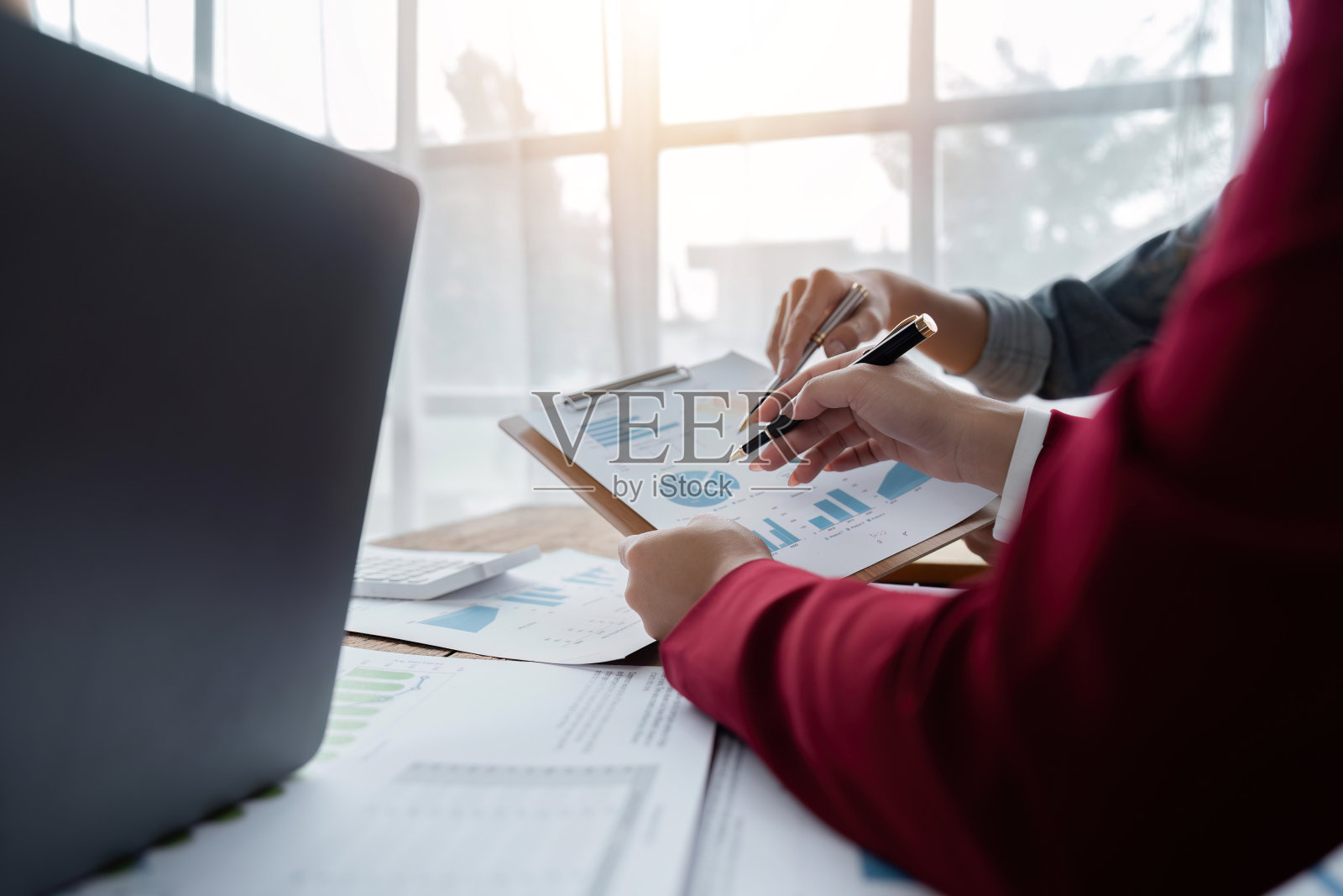 业务团队合作讨论工作分析与财务数据和市场增长报告图表,演示和头脑风暴的战略规划,使公司的利润照片摄影图片