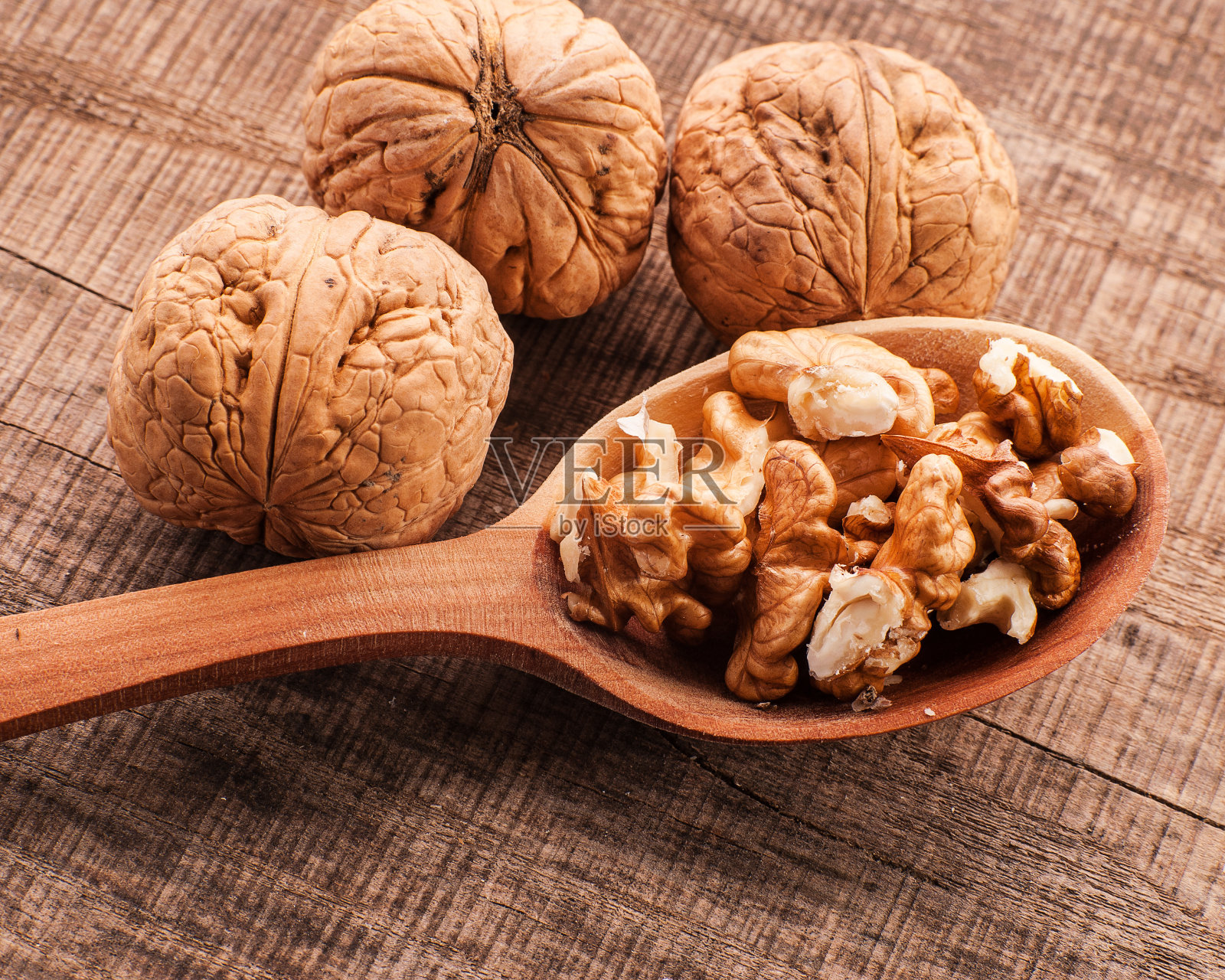 核桃碗。勺子舀去皮核桃照片摄影图片