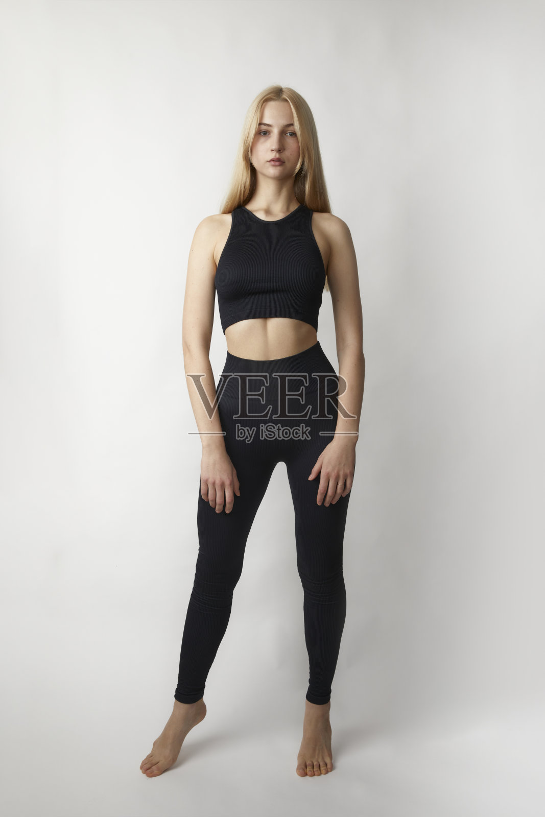 白底金发女郎摆姿势照片摄影图片