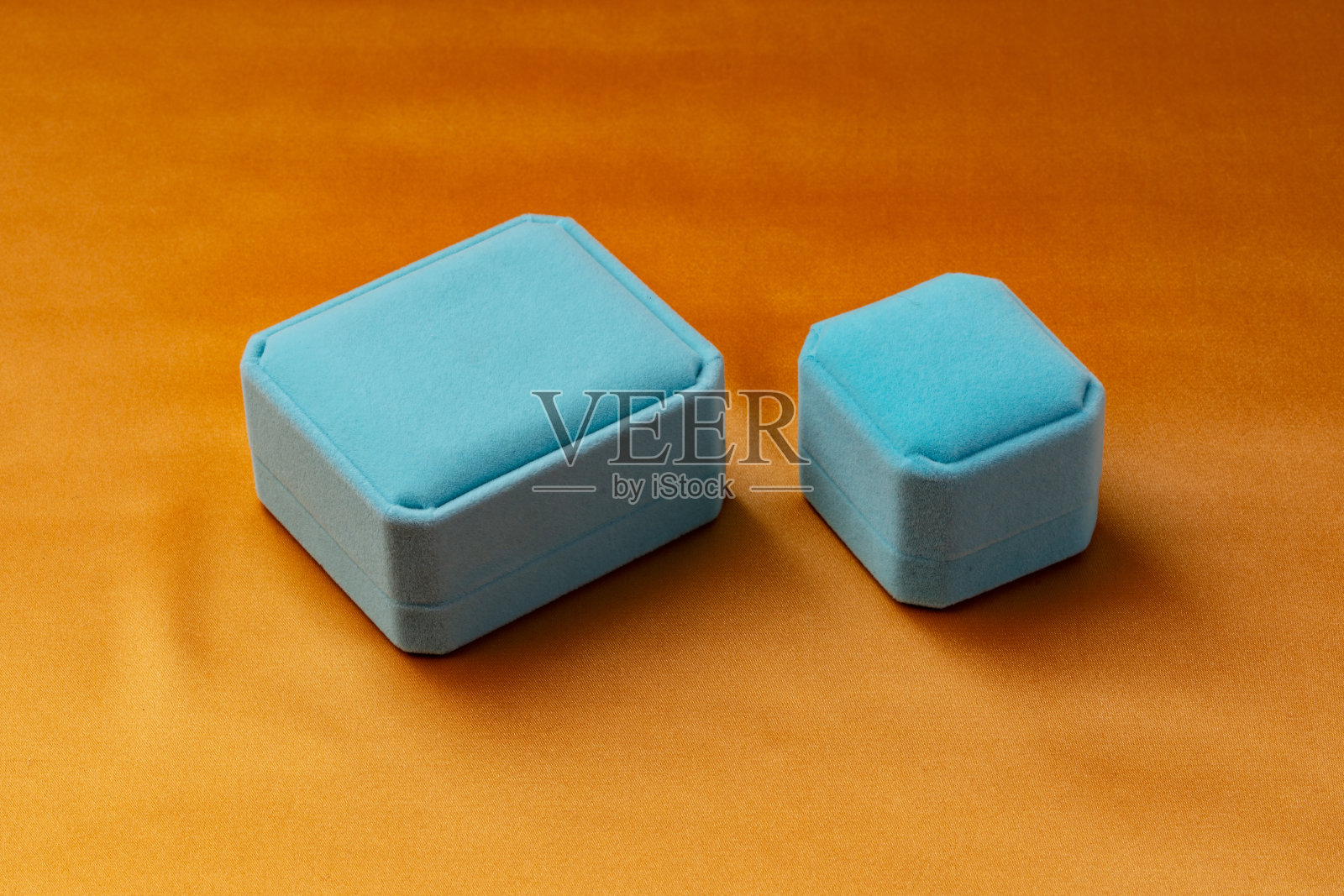 橙色背景的首饰盒特写照片摄影图片