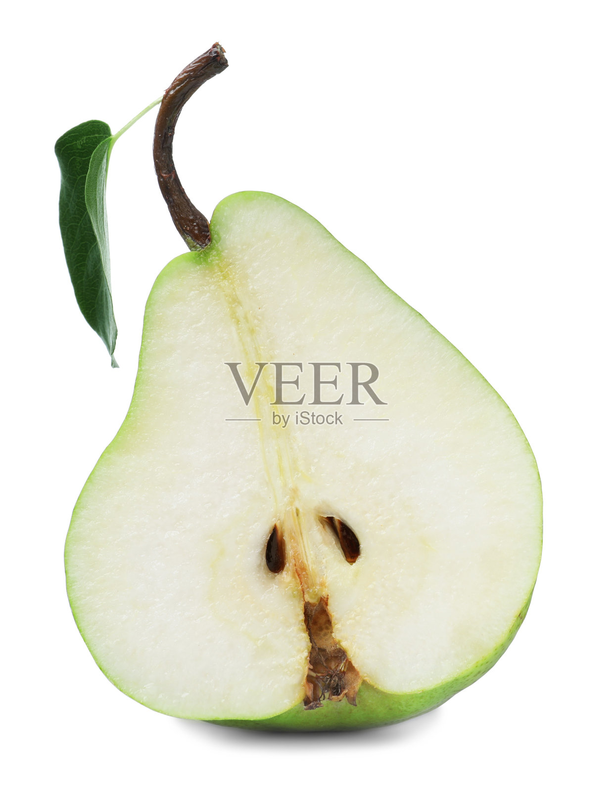 新鲜成熟梨的一半在白色上分离照片摄影图片