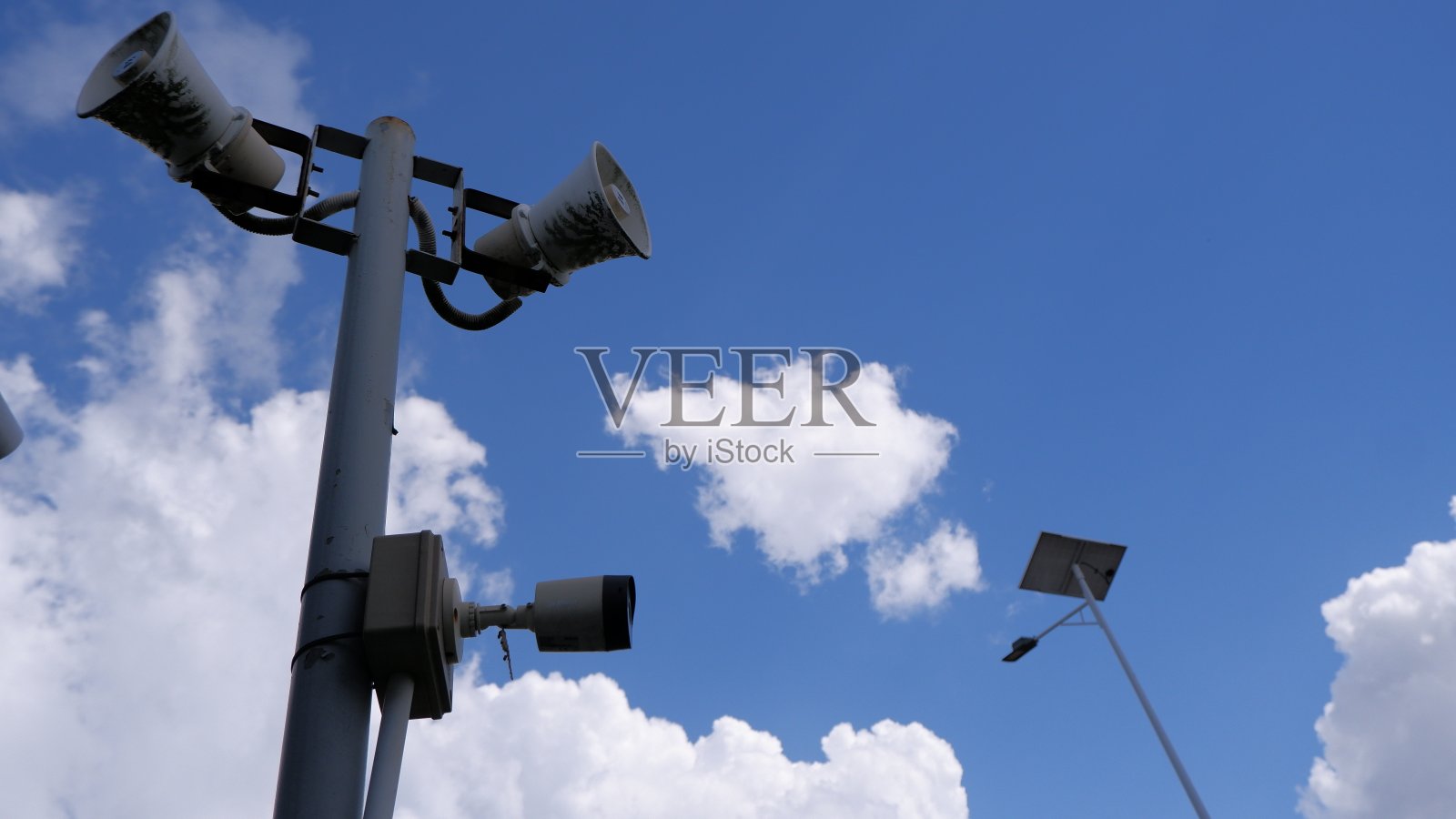 扩音器和路边监控摄像头照片摄影图片