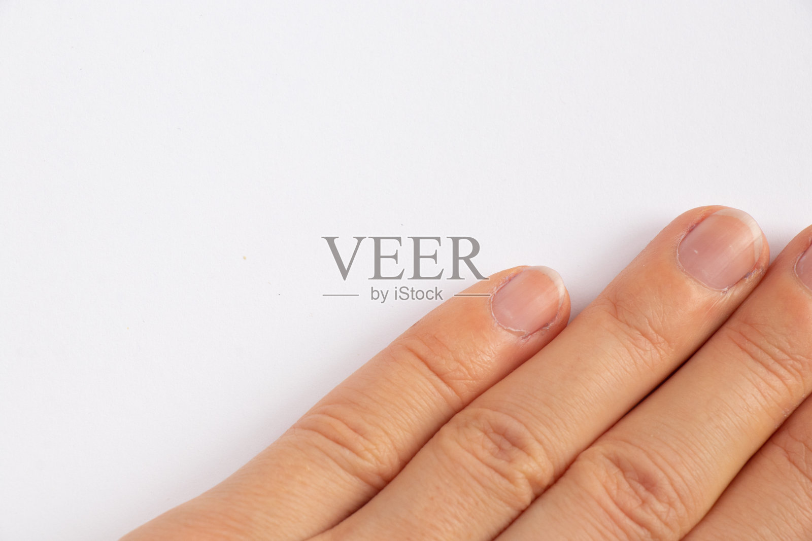 一个年轻女孩的手躺在白色背景的特写上照片摄影图片