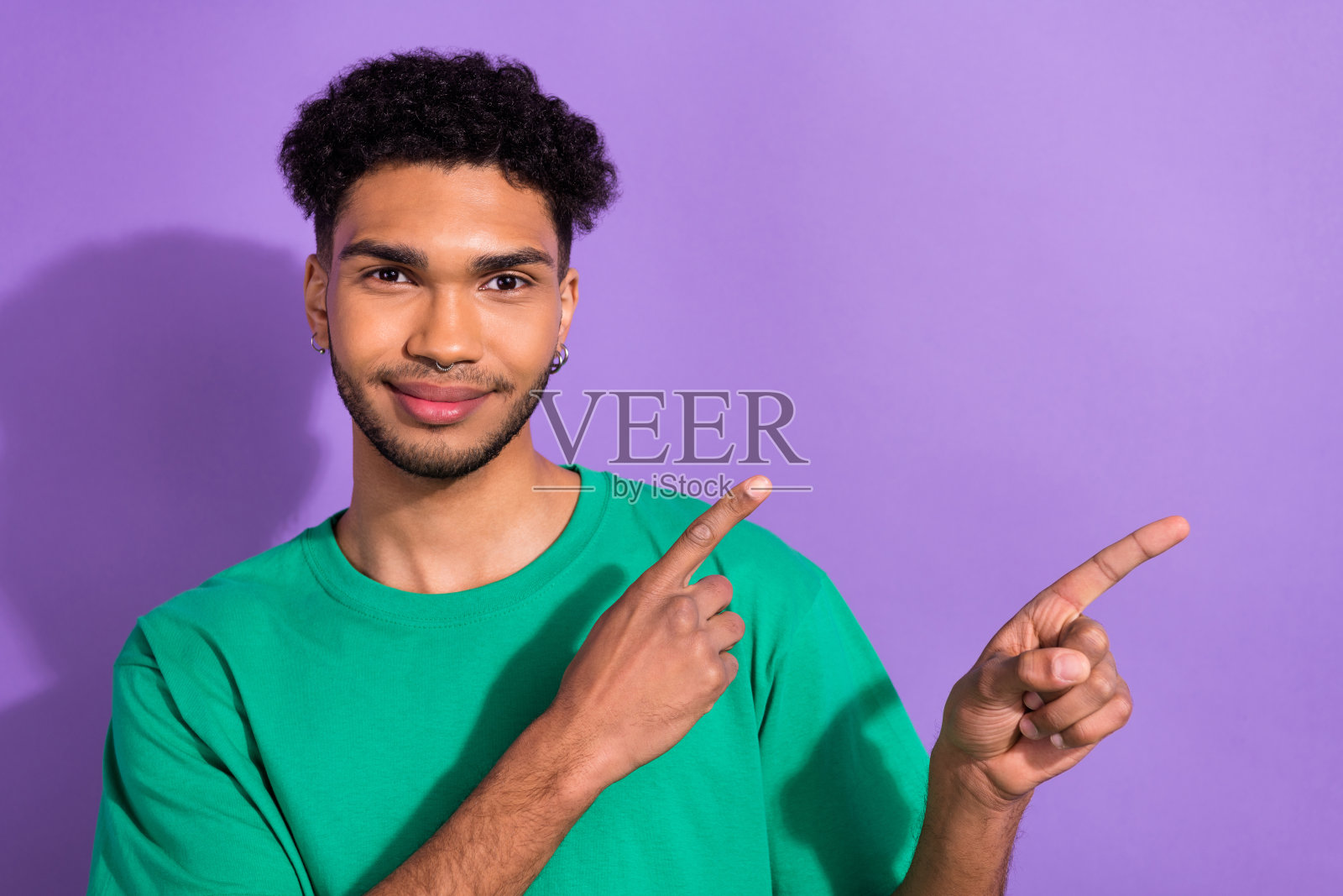 好的积极的人的照片表明,手指空白的空间提供孤立的紫色背景照片摄影图片