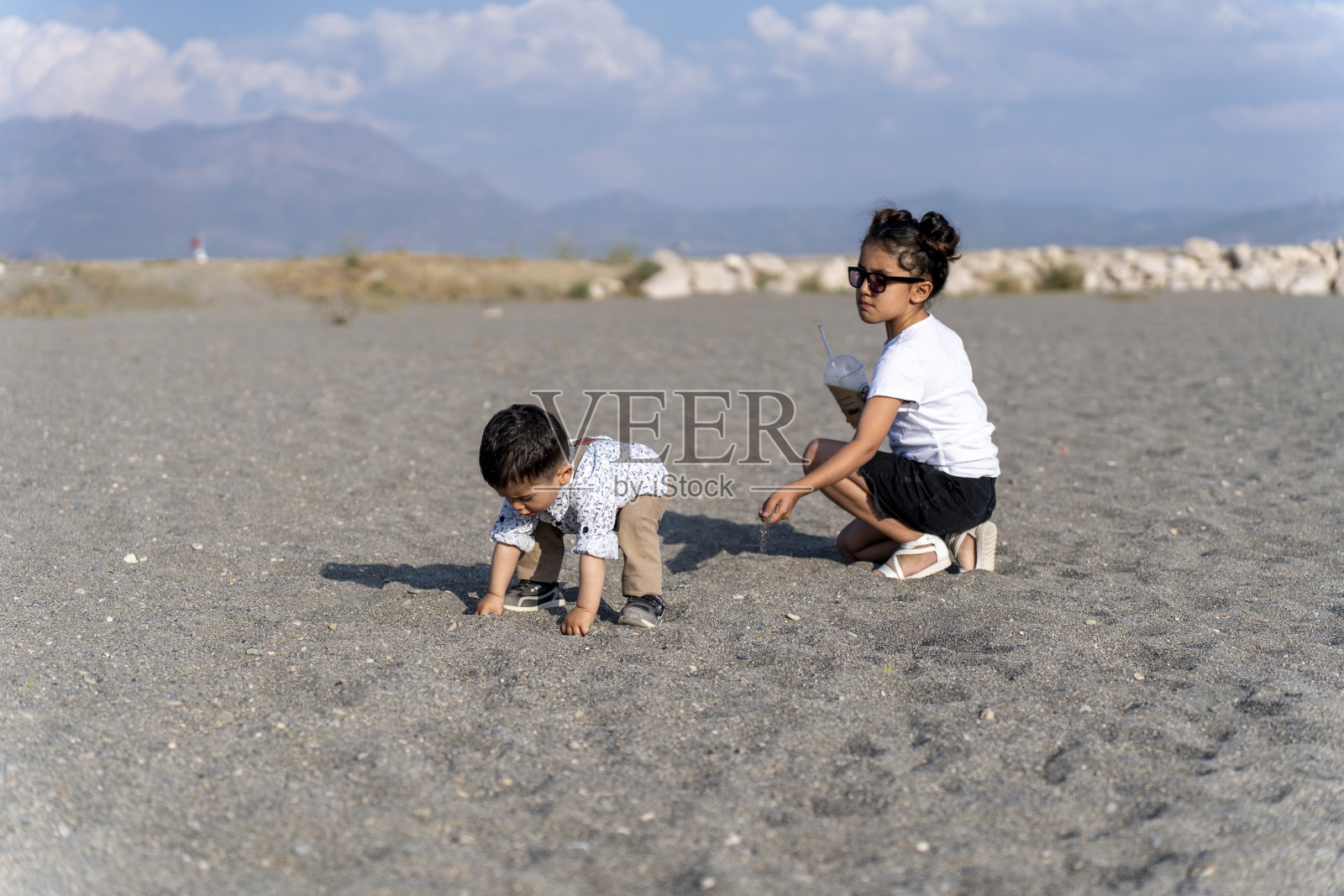 孩子们在公园的沙地上玩耍照片摄影图片