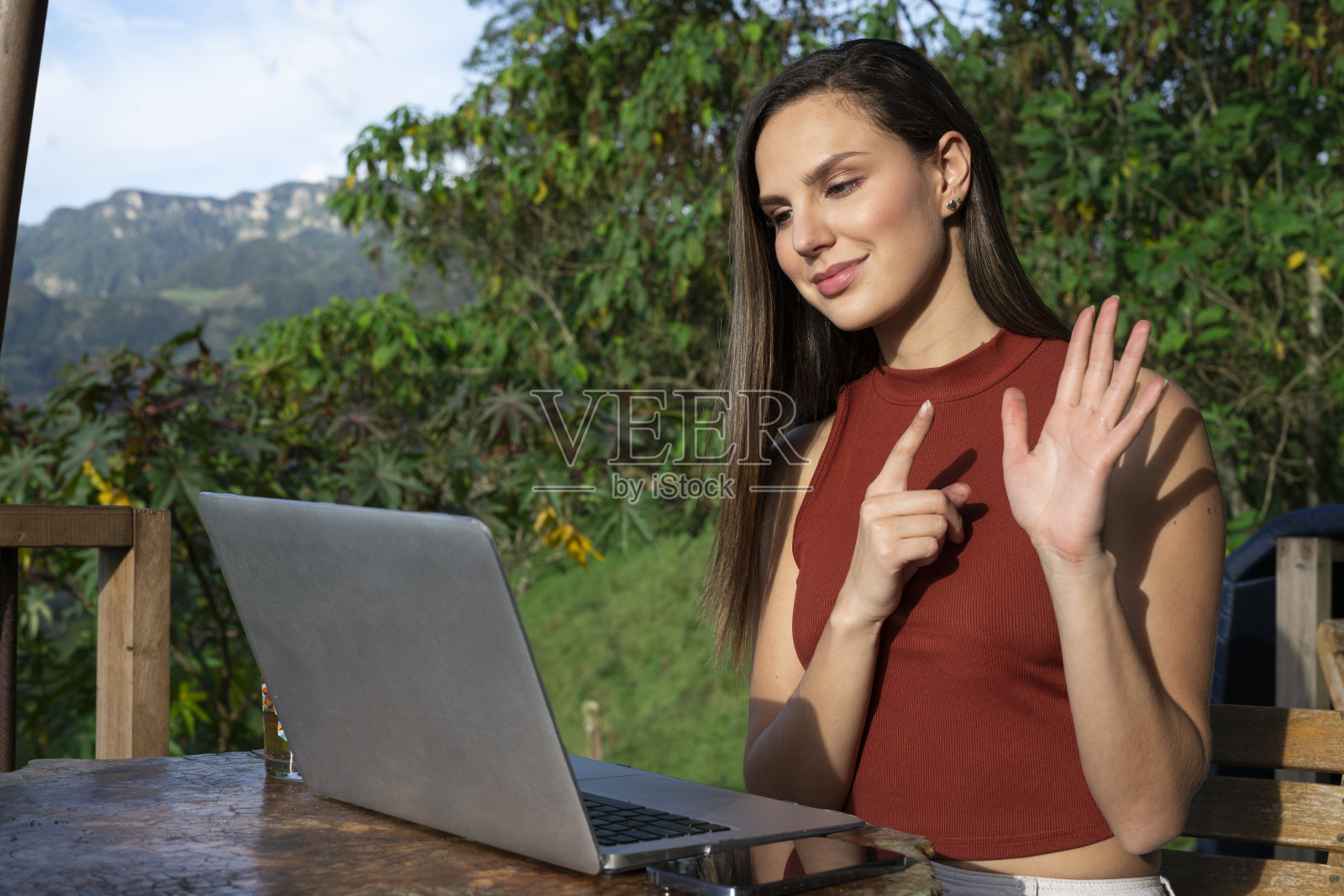 男人和女人在大自然中使用科技照片摄影图片
