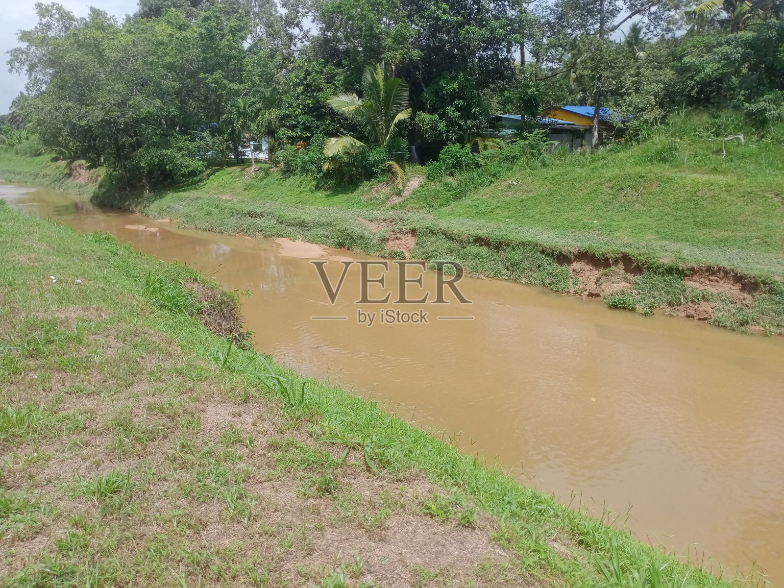 一条干涸的河流照片摄影图片