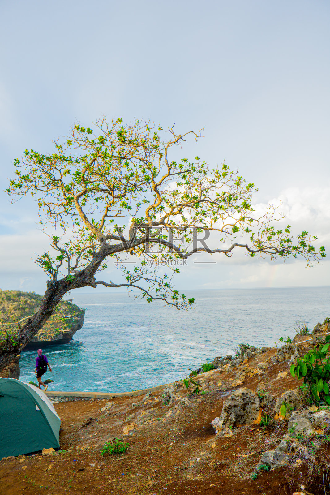 日惹Gunungkidul的Kesirat海滩为露营和搭帐篷提供了一个地点或区域。照片摄影图片