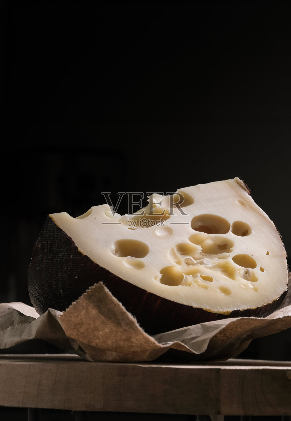 三角奶酪,瑞士奶酪,用刀和工艺袋放在木板上。高分辨率图像照片摄影图片