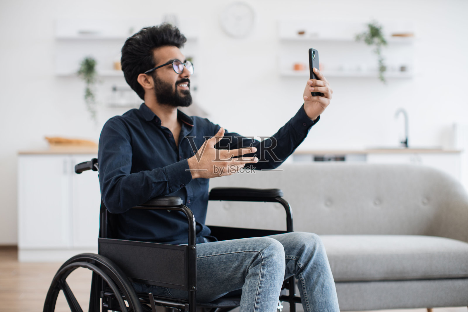 残疾人在家通过视频通话聊天照片摄影图片