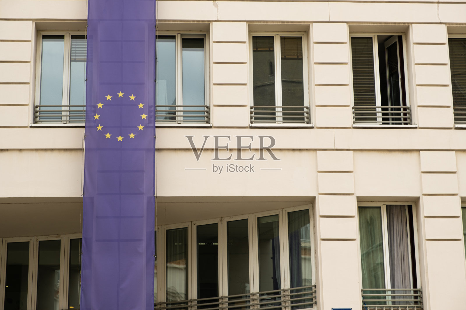 奥地利一座建筑上的欧盟旗帜照片摄影图片