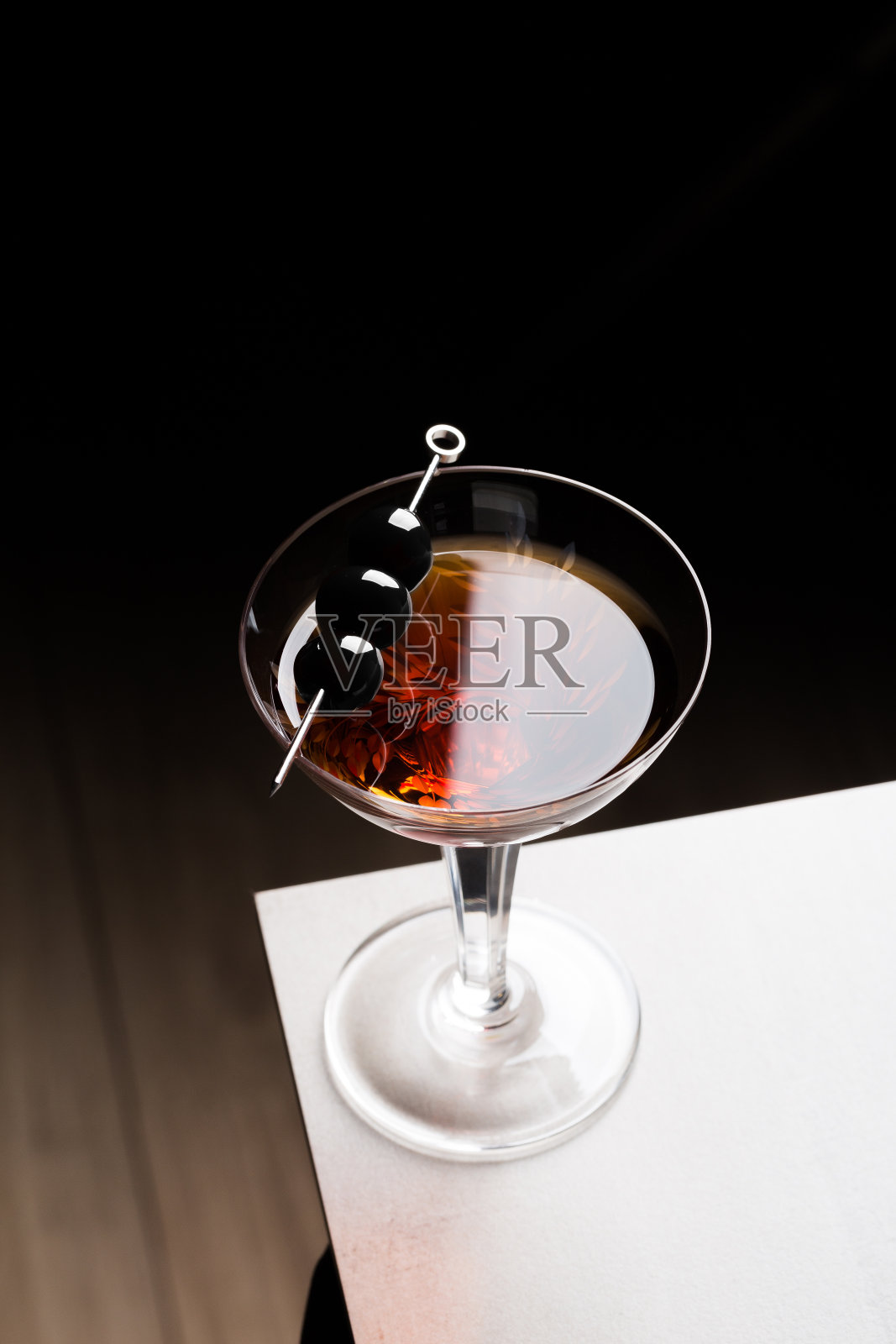 曼哈顿鸡尾酒含酒精的波旁威士忌,甜苦艾酒和苦味酒,樱桃作为装饰照片摄影图片