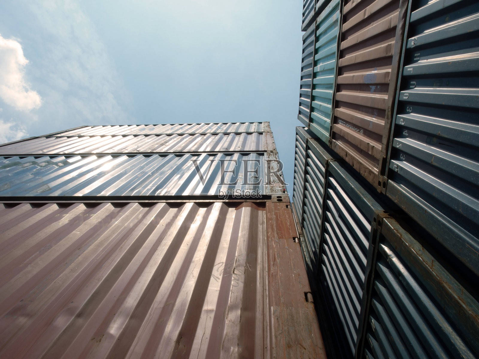 女男女男人人欢快的指着手指手臂手幸运的快乐的祝贺微笑安全帽安全帽黄色白色劳动员工团队合作组海运集装箱工人照片摄影图片