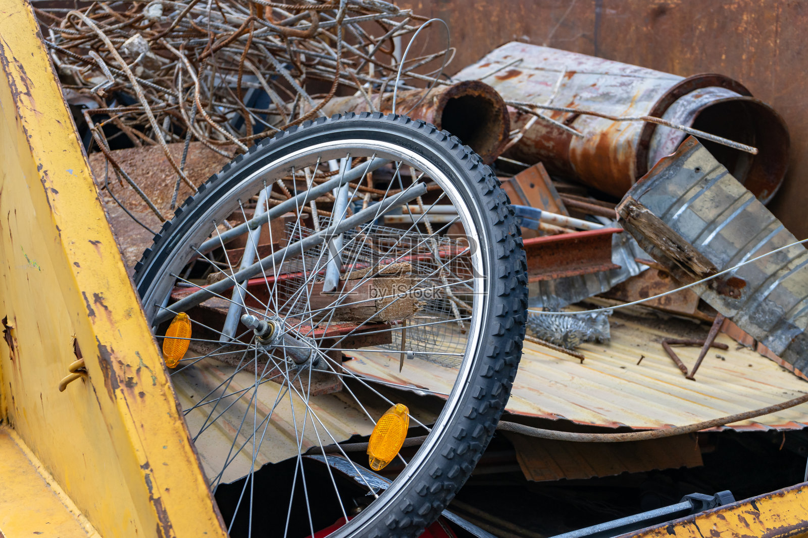 装有废铁的容器,供回收利用照片摄影图片
