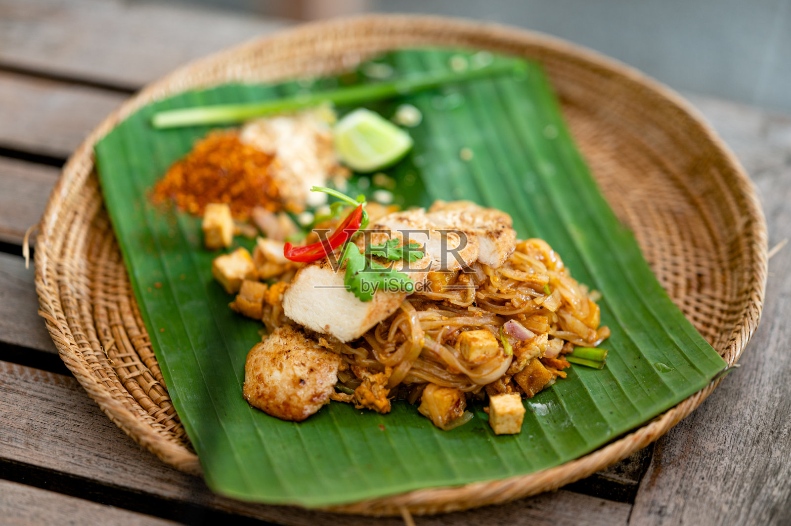 泰国菜式:泰式炒粉是最受欢迎的菜肴之一。去泰国旅游的游客一定不能错过它的配料是虾干、豆腐、炒面和特制的酱汁。照片摄影图片