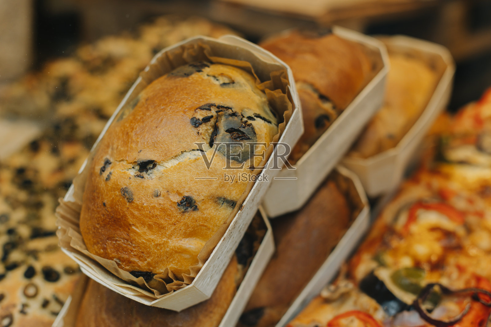 在传统面包店新鲜培育的美味。照片摄影图片