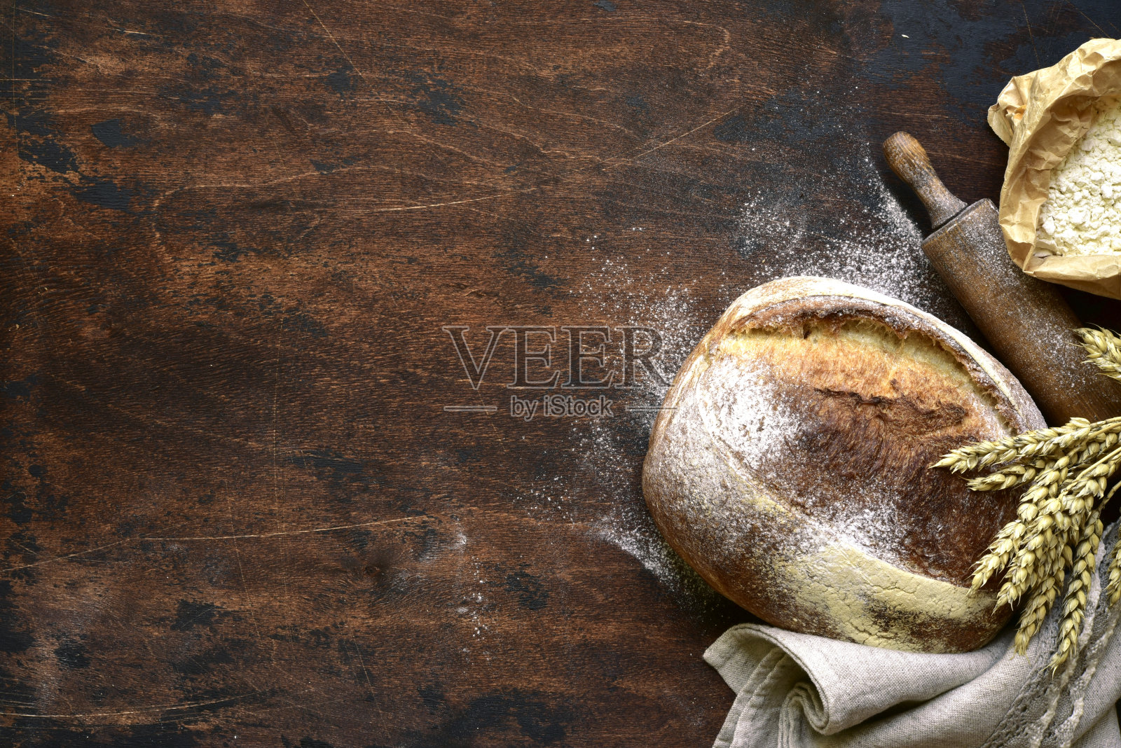 用面粉和耳朵自制的新鲜烤面包。照片摄影图片