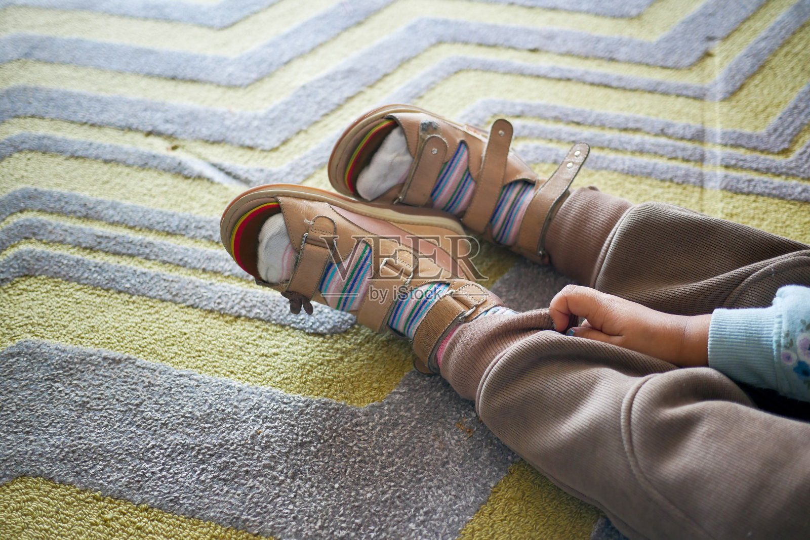 小儿脑瘫残疾,腿部矫形器。照片摄影图片