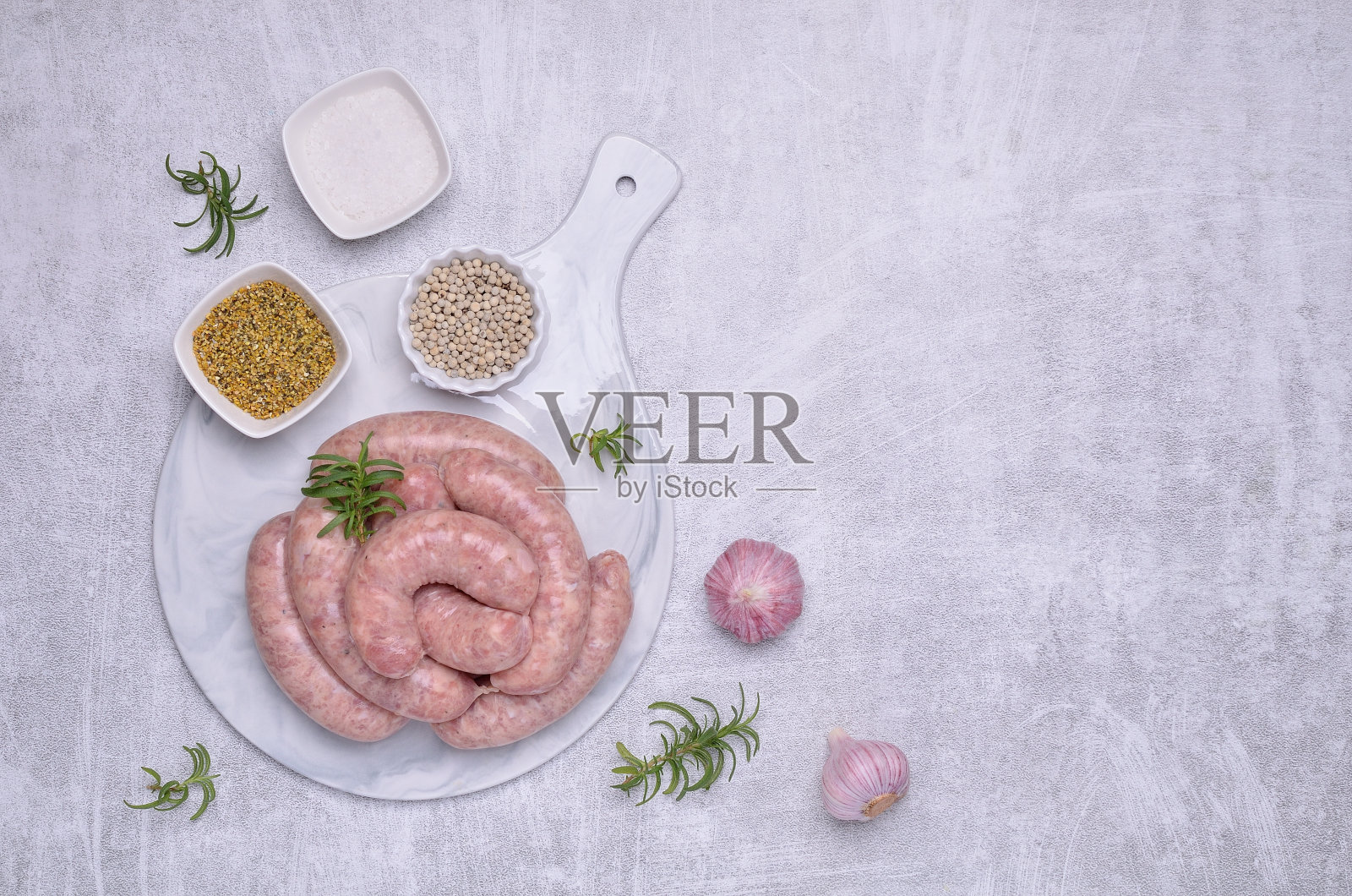 天然肠衣里的生香肠照片摄影图片