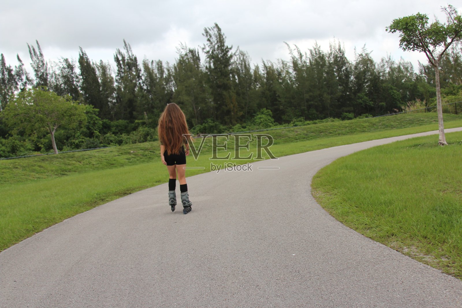 滑旱冰的女人照片摄影图片