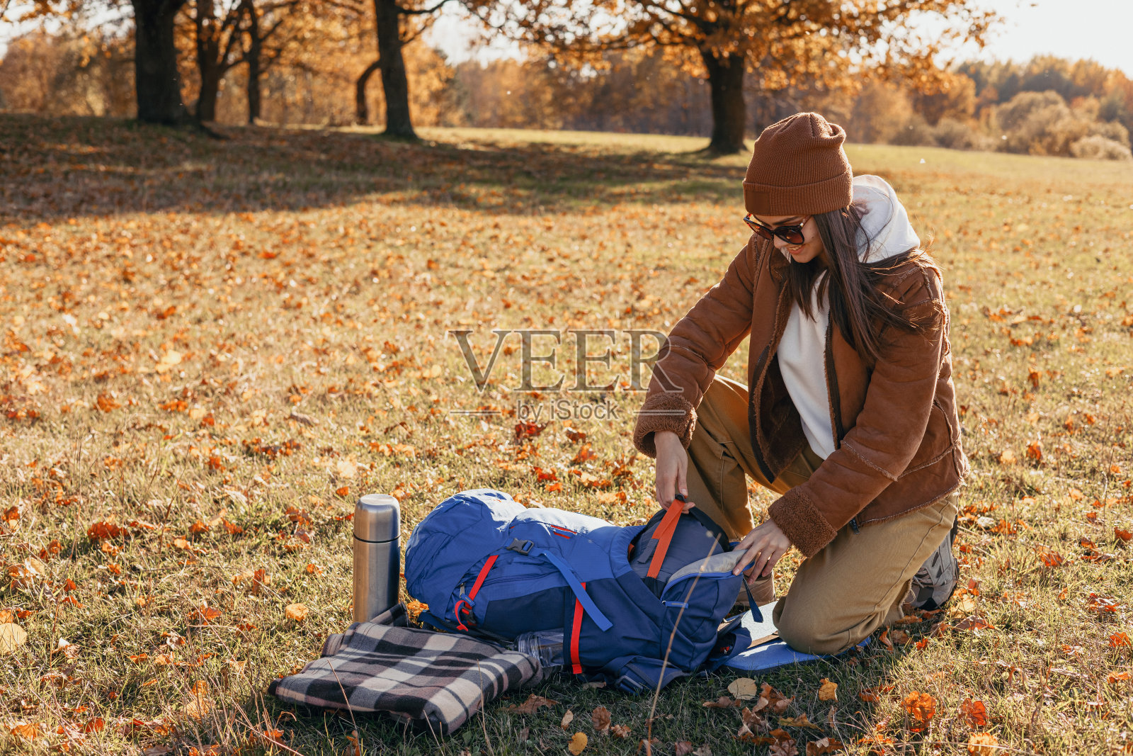 女背包客在森林里徒步旅行时休息照片摄影图片