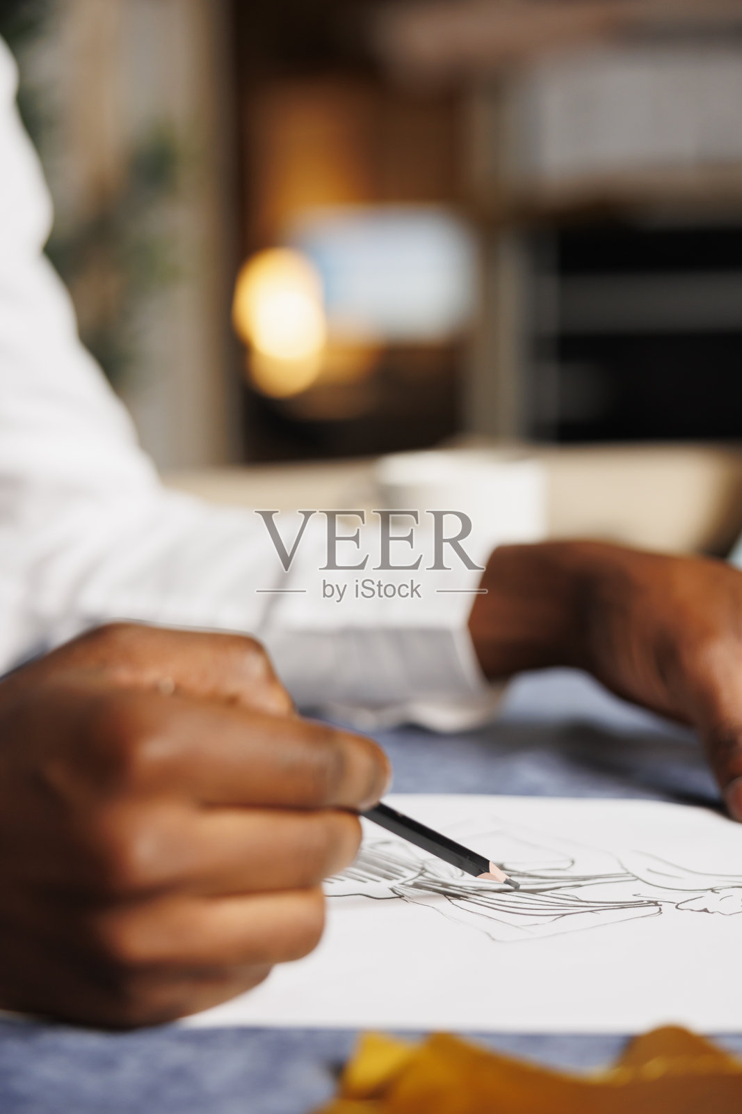 裁缝正在绘制婚纱草图照片摄影图片