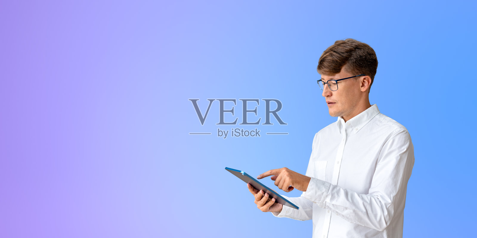 商人手持平板电脑,肖像在复制空间渐变背景上照片摄影图片