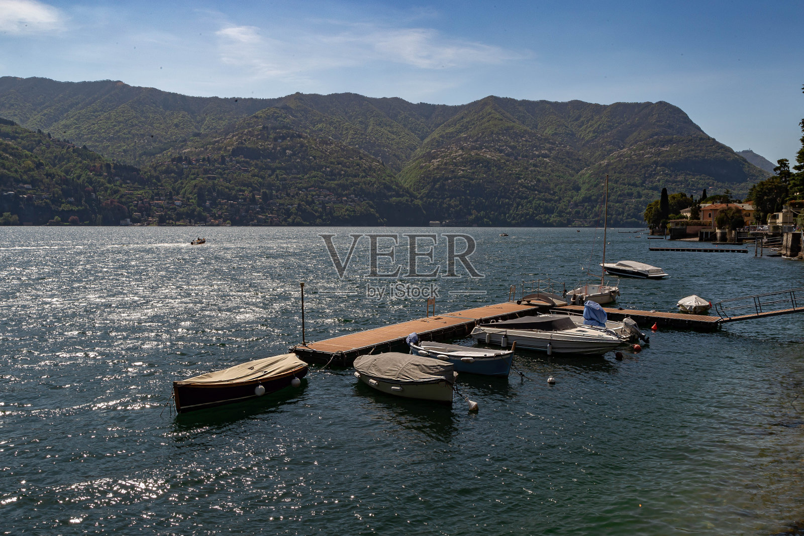 在一个美丽的日子里,小船和梭子去湖边照片摄影图片