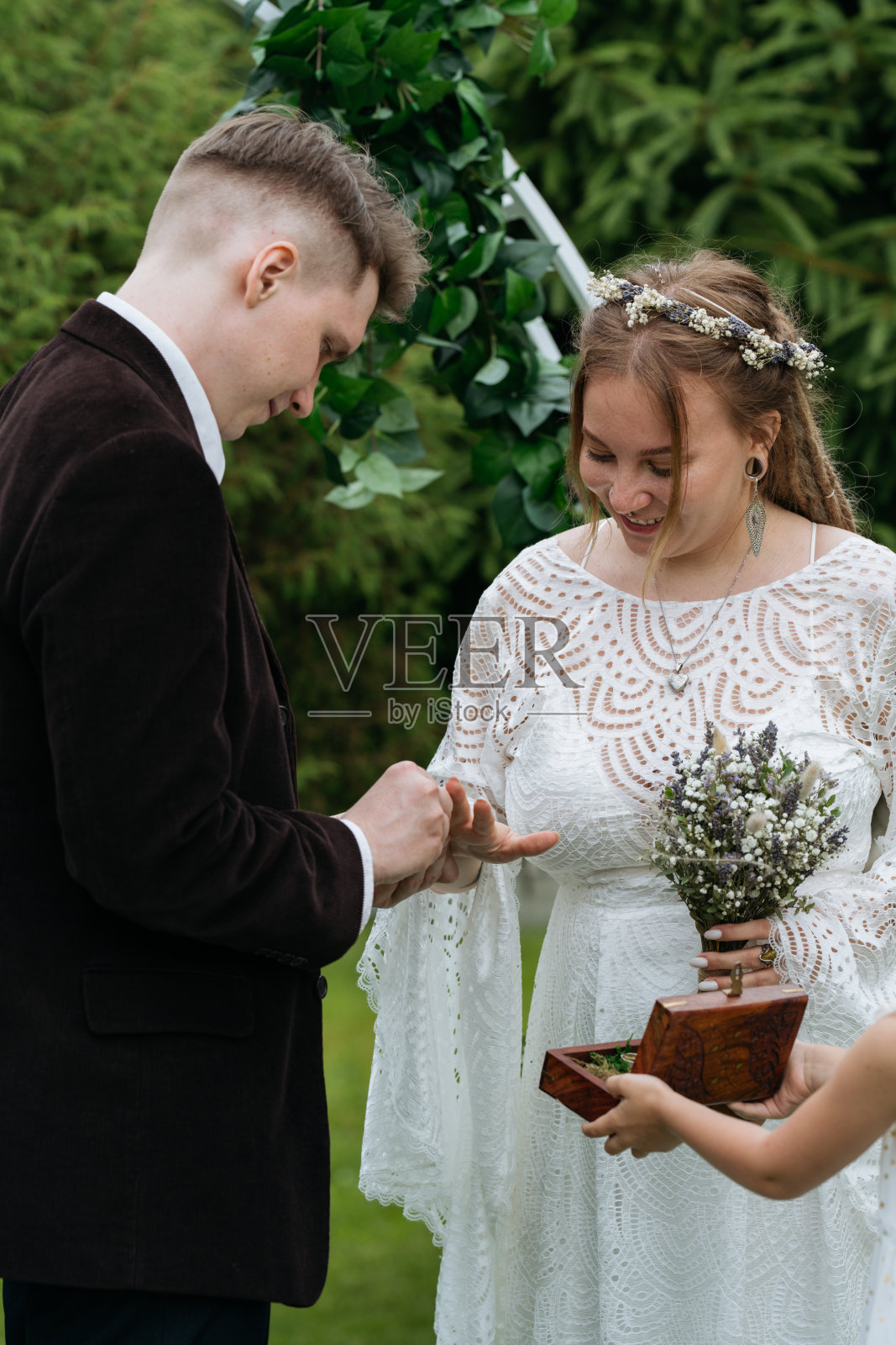新郎和新娘在婚礼上交换戒指。照片摄影图片