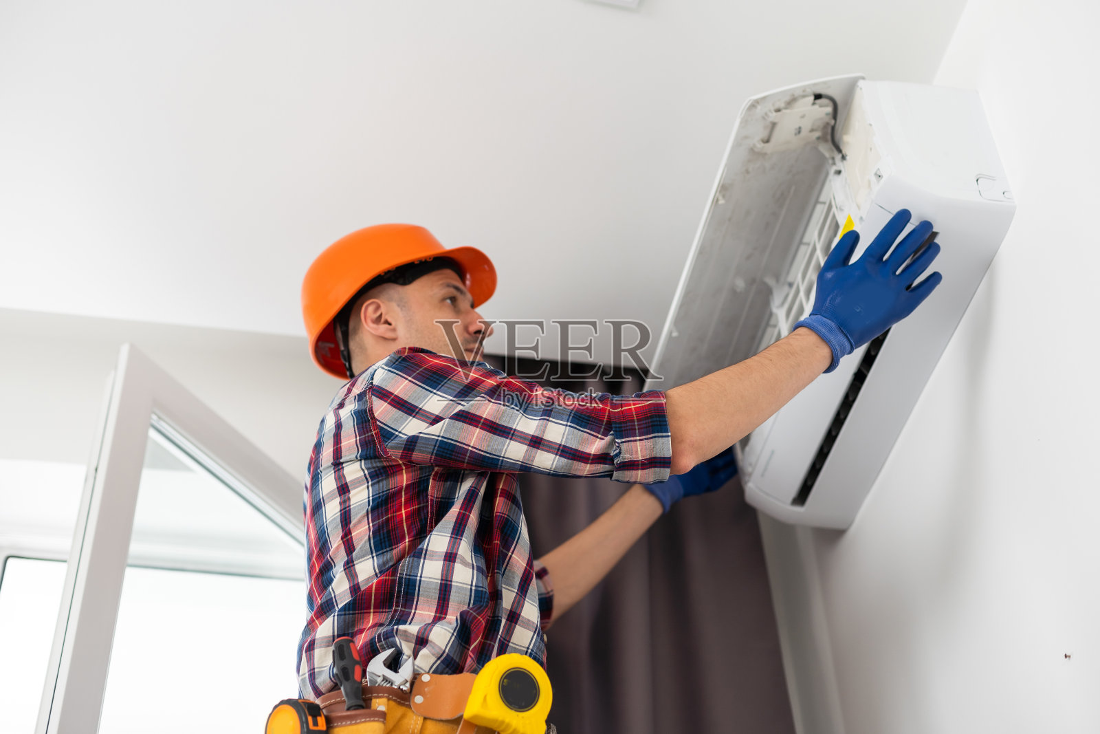 现代空调室内维修专业技术人员照片摄影图片