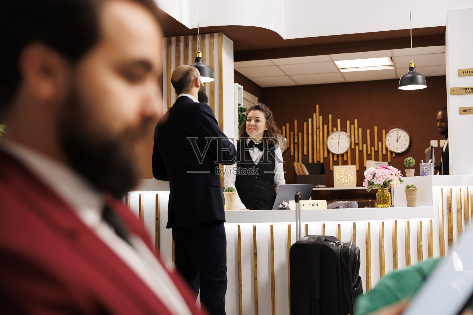 商务旅客到达前台照片摄影图片