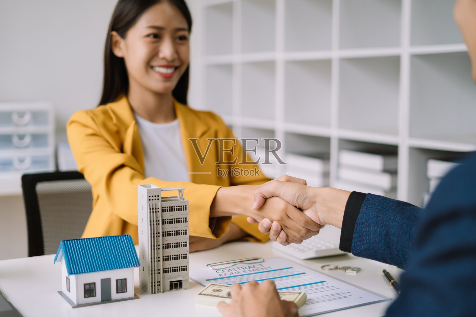 近距离握手,考虑买房,投资房地产。经纪人签署销售协议。代理,租赁协议,成交成功。照片摄影图片