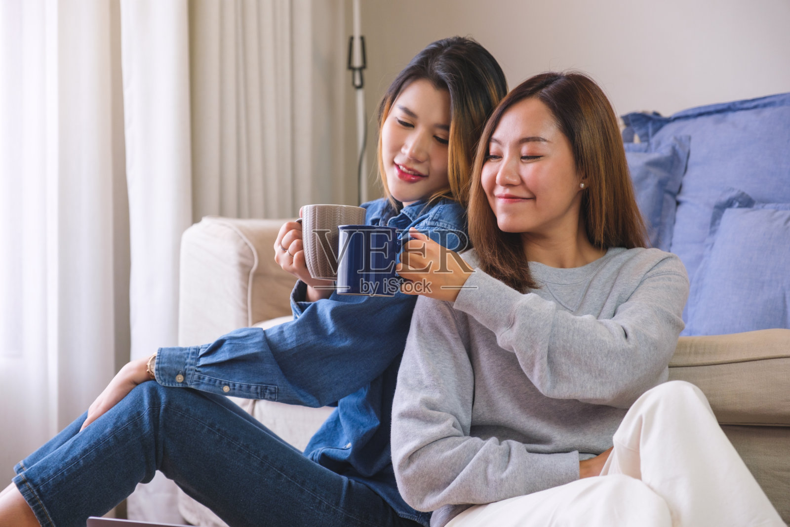 一对年轻夫妇一起碰杯喝咖啡的肖像照片摄影图片