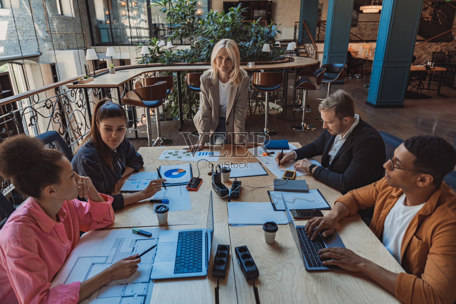 高管团队商务人员在董事会上倾听ceo谈判讨论项目结果照片摄影图片