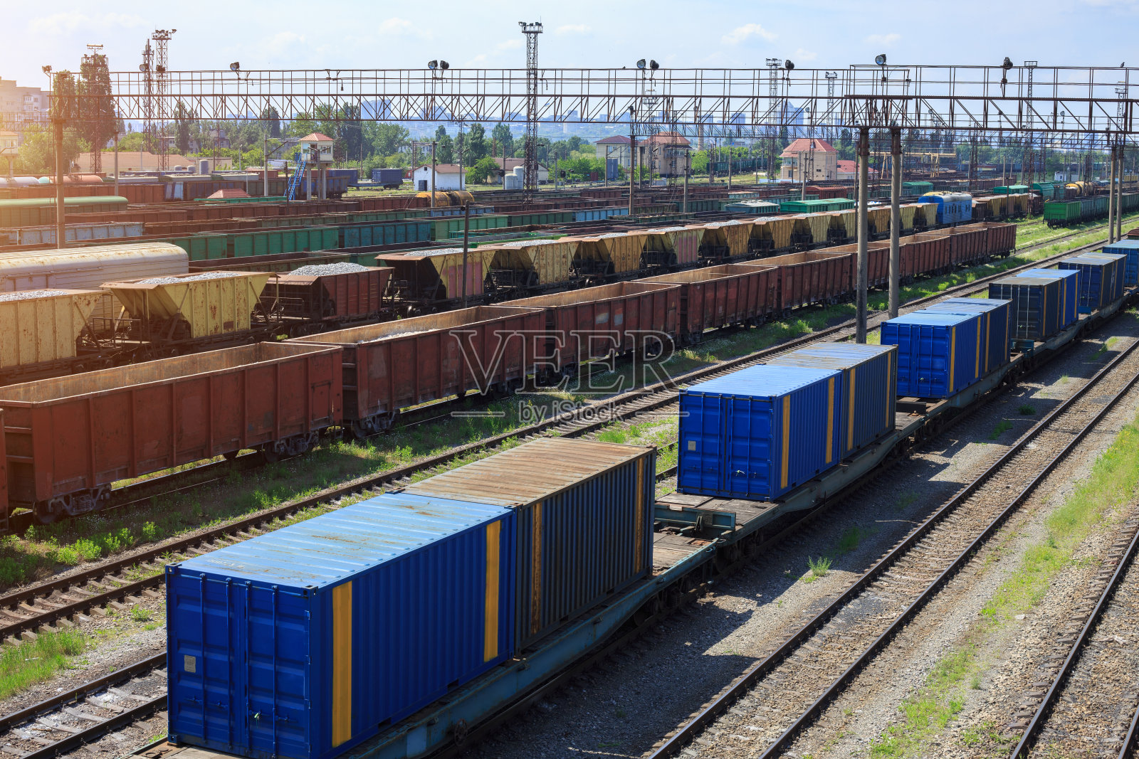 城市货运站的货运列车。铁路在火车停车场。阿兰到达了车站。货运列车平台与货运列车集装箱在港口仓库用于出口物流背景。照片摄影图片