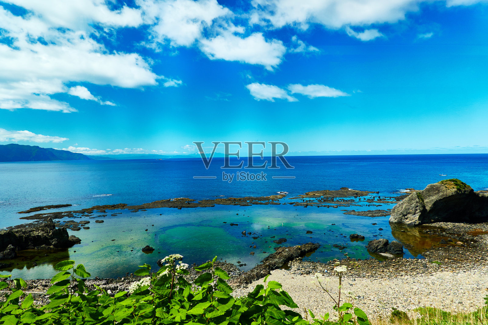 湛蓝的天空映衬着美丽的海景照片摄影图片