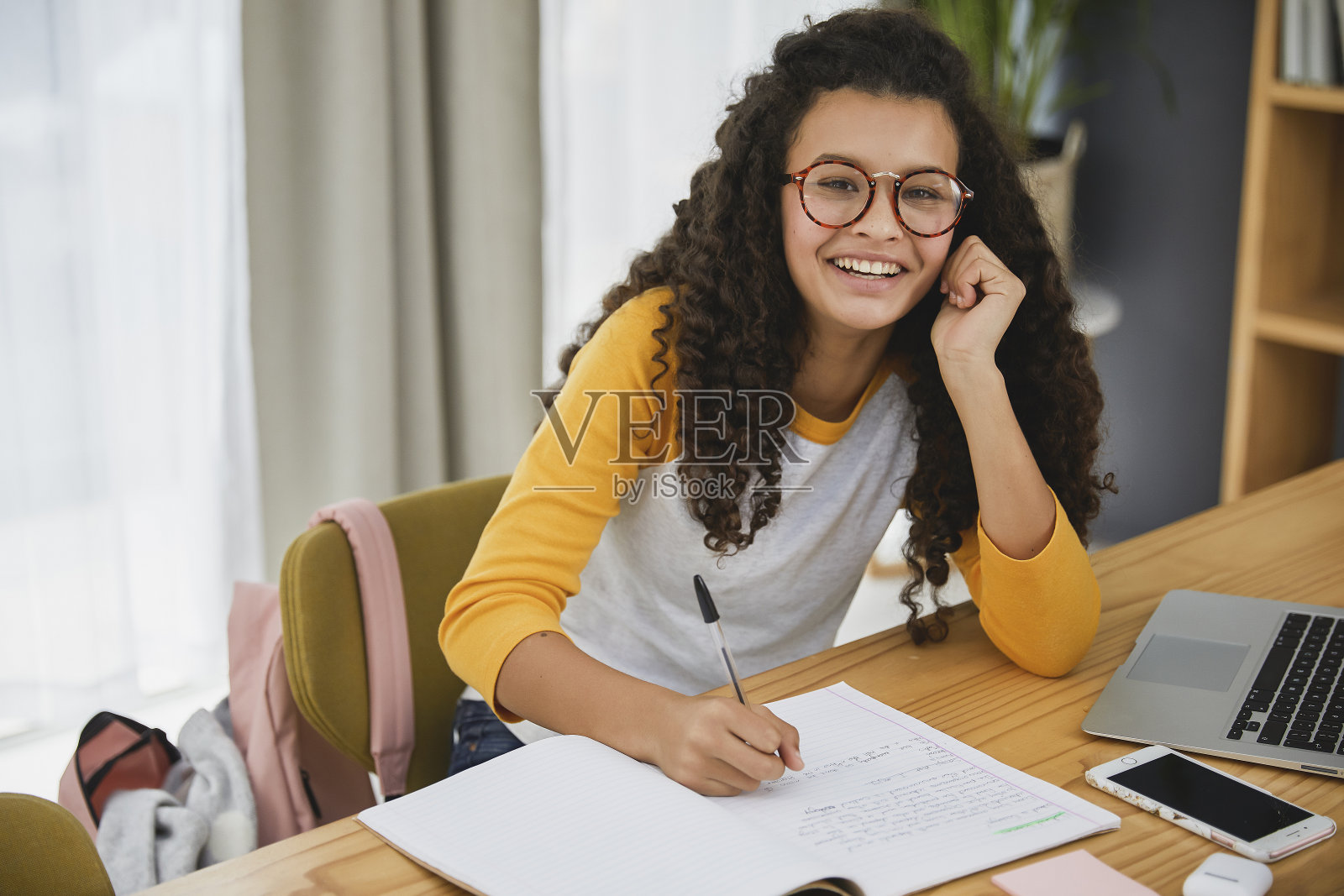 Cute teenager at school照片摄影图片