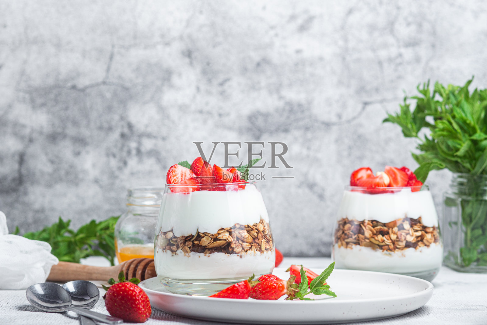 格兰诺拉麦片配酸奶和草莓照片摄影图片