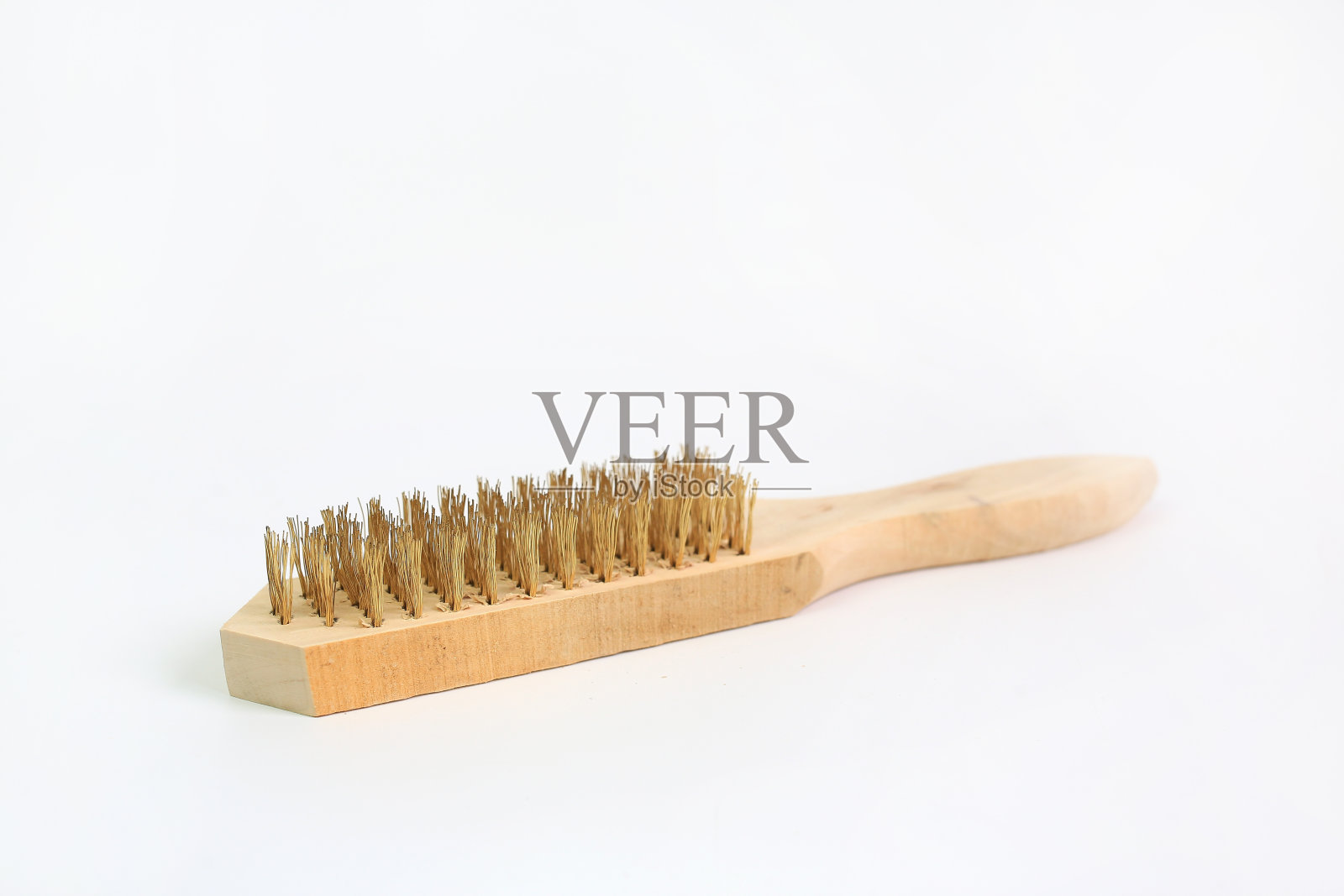 用于工业金属清洁的黄铜钢丝划痕刷,隔离在白色背景上。照片摄影图片